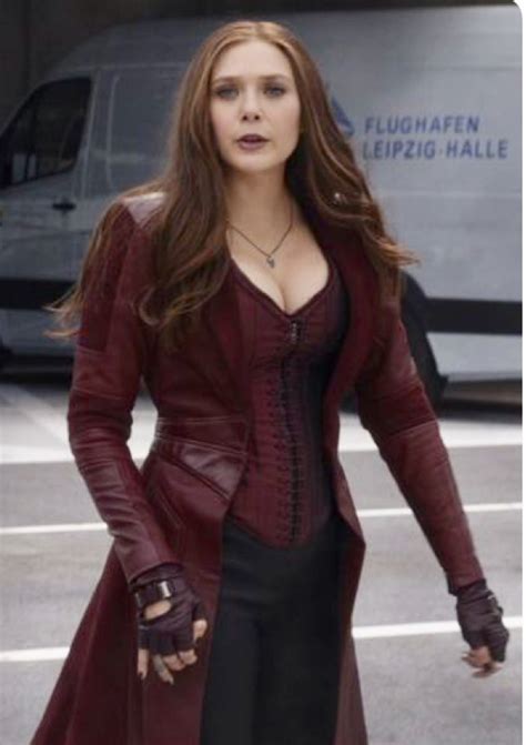 sexy elizabeth olsen|Elizabeth Olsen Wishes Her Avengers Costume Was a Little。